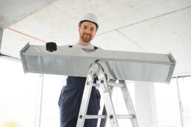 hvac hizmetleri - işçiler havalandırma ve havalandırma için boru sistemi kurdular