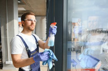 Erkek işçi cam yıkıyor..