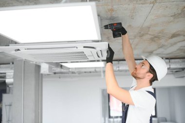 mutlu erkek teknisyen Klima tamiri.