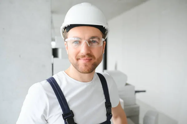 Porträt Eines Positiven Gut Aussehenden Jungen Männlichen Bauunternehmers Mit Hartem — Stockfoto