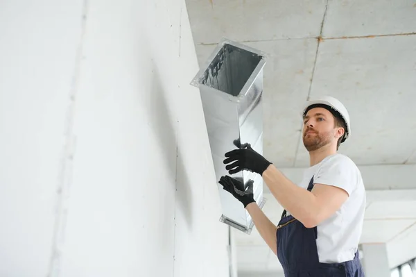 2018 Professional Hvac Worker Aluminium Scaffelding Installling Air Duct Newly — 스톡 사진