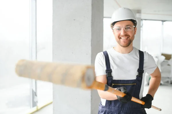 Seorang Pekerja Yang Bahagia Dengan Bangga Berdiri Tempat Kerjanya — Stok Foto