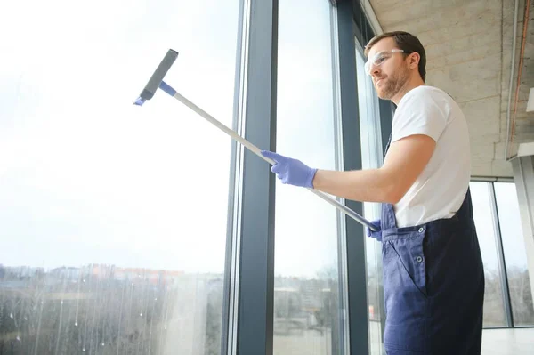 プロフェッショナルクリーニングサービスの従業員は 建物の窓のガラスを洗浄します お店やビジネスのためのショーケースクリーニング — ストック写真
