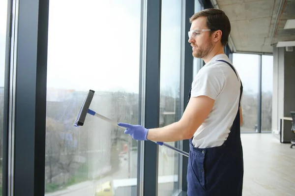 Male Professional Cleaning Service Worker Overalls Cleans Windows Shop Windows — Stock Photo, Image