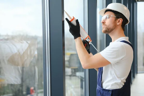 Travailleur Construction Installation Fenêtre Dans Maison — Photo