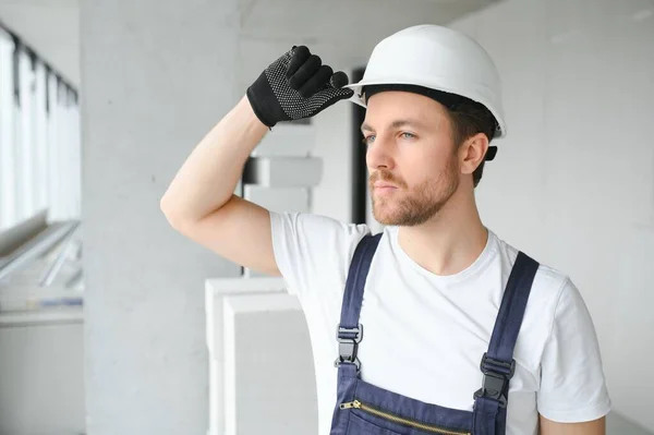 Porträtt Positiv Man Byggare Stående Vid Lägenhet — Stockfoto