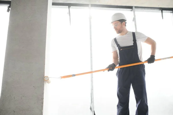 Worker Renewing Apartment Wall Background — Stock Photo, Image
