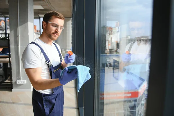 Trabalhador Serviço Limpeza Profissional Masculino Macacão Limpa Janelas Vitrines Uma — Fotografia de Stock