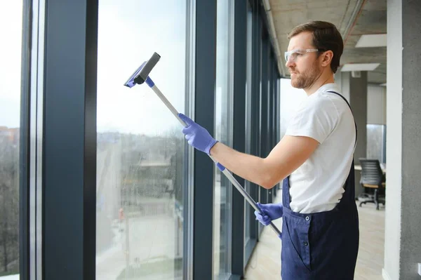 一名专业清洁服务的雇员洗刷大楼窗户的玻璃 商铺及商铺的橱窗清洁 — 图库照片