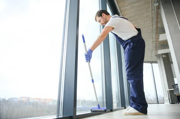 Pracownik Profesjonalnego Serwisu Sprzątającego Myje Szkło Okien Budynku Sprzątanie Witryn — Zdjęcie stockowe