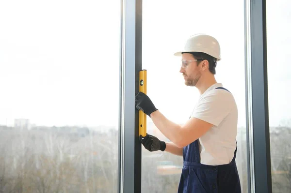 Arbeiter Beim Einbau Neuer Kunststoff Pvc Fenster — Stockfoto