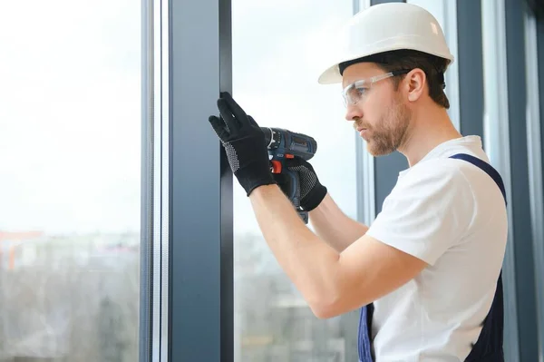 Workman Secara Keseluruhan Memasang Atau Menyesuaikan Jendela Plastik Ruang Tamu — Stok Foto
