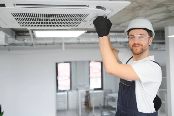 Stilig Ung Man Elektriker Installera Luftkonditionering Ett Klienthus — Stockfoto