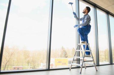werknemer schoonmaak windows service op hoge stijging gebouw.
