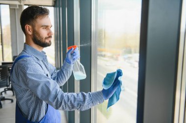 Ofiste erkek hademe temizlik penceresi.