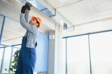 Hvac Hintli işçiler havalandırma ve havalandırma için boru sistemi kuruyor. Boşluğu kopyala.