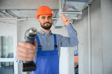 HVC işçisi havalandırma ve havalandırma için boru sistemi kuruyor. Boşluğu kopyala.