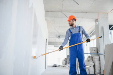 ressam üniformalı duvar boyaları