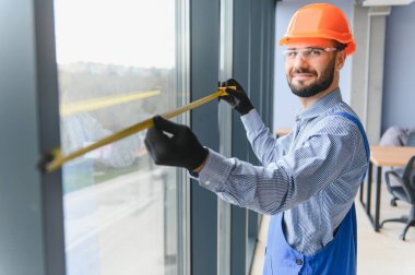 servis elemanı plastik pencere kuruyor