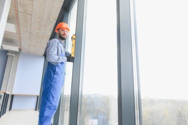 servis elemanı plastik pencere kuruyor