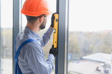 İçeriye plastik pencere kuran işçiler