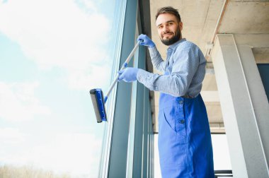 Ofiste erkek hademe temizlik penceresi.