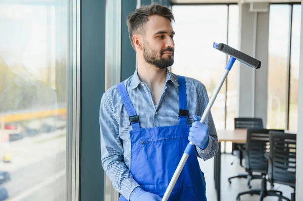 Pracownik Sprzątanie Windows Budynek Wysokościowy — Zdjęcie stockowe