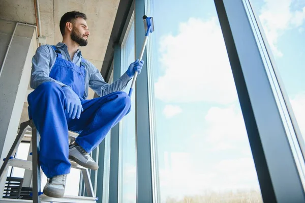 Männlicher Arbeiter Wäscht Fensterglas — Stockfoto
