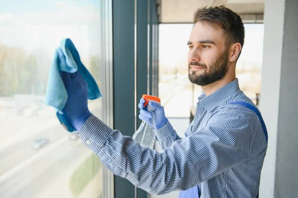 Άνδρας Επαγγελματίας Καθαριστής Φόρμες Καθαρίζει Παράθυρα Και Τις Βιτρίνες Ενός — Φωτογραφία Αρχείου
