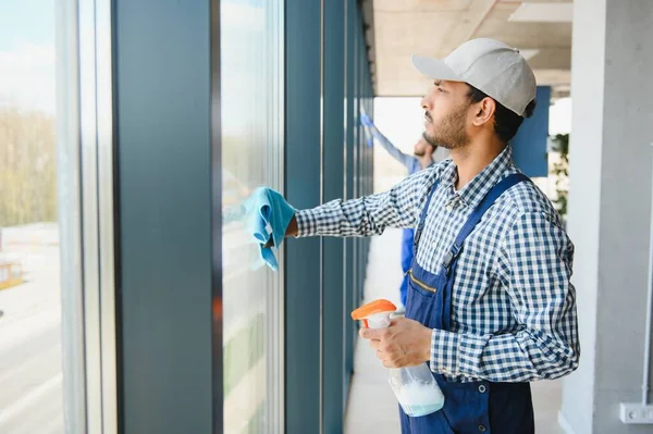 Männliche Professionelle Reinigungskraft Reinigt Die Fenster Und Schaufenster Eines Geschäfts — Stockfoto
