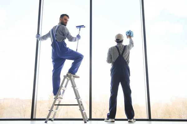 一个男人在擦窗户清洁组的人洗刷窗户 — 图库照片