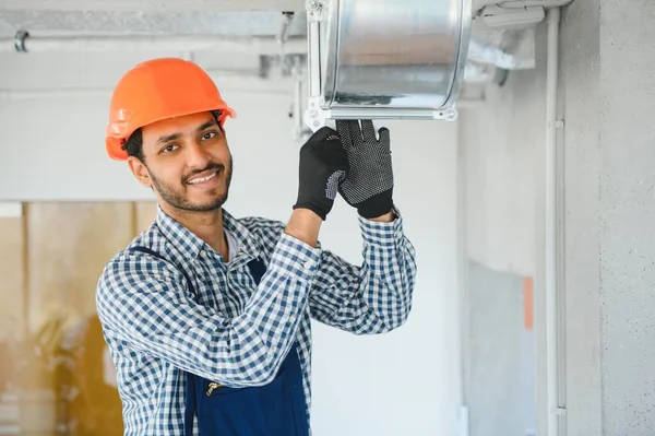Hvac Indian Arbetare Installera Rörledningssystem För Ventilation Och Luftkonditionering Kopieringsutrymme — Stockfoto