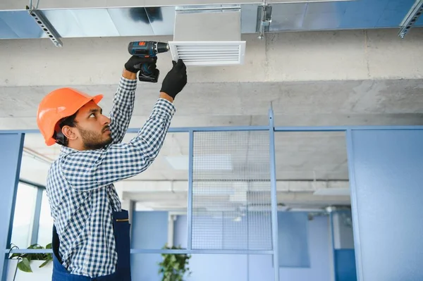 Hvac Tjänster Indian Arbetare Installera Rörledningssystem För Ventilation Och Luftkonditionering — Stockfoto