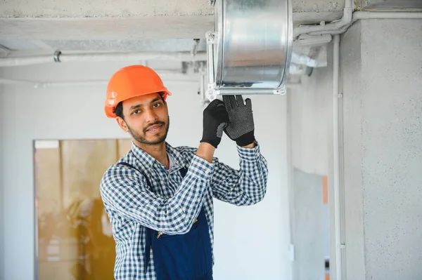 Serviços Hvac Trabalhador Indiano Instalar Sistema Tubulação Canalizada Para Ventilação — Fotografia de Stock