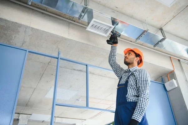 Servicios Hvac Trabajador Indio Instalar Sistema Tuberías Por Conductos Para — Foto de Stock