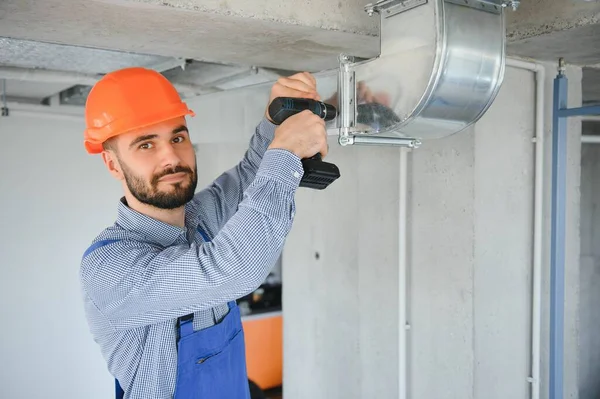 Trabalhador Hvac Instala Sistema Tubulação Canalizada Para Ventilação Condicionado Espaço — Fotografia de Stock