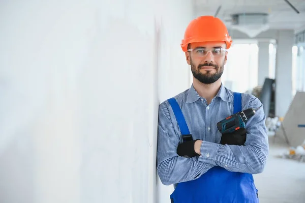 Porträtt Positiv Stilig Ung Manlig Byggare Hatt När Arbetar Byggarbetsplats — Stockfoto