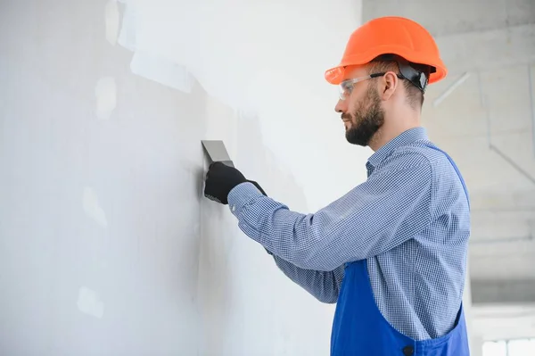 人工干墙工人或灰泥工使用砂纸笔用粉刷粉刷和平整灰泥墙 戴着白色硬礼帽和安全眼镜 带有复制空间的全景图像 — 图库照片