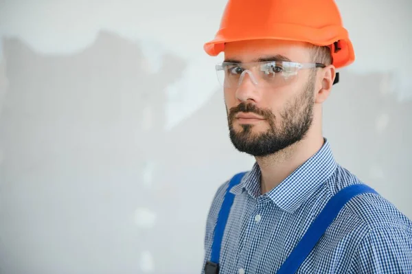 Retrato Positivo Bonito Jovem Construtor Masculino Chapéu Duro Enquanto Trabalhava — Fotografia de Stock