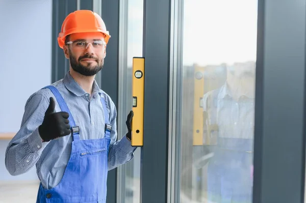 Arbeiter Overalls Beim Einbau Oder Justieren Von Kunststofffenstern Heimischen Wohnzimmer — Stockfoto