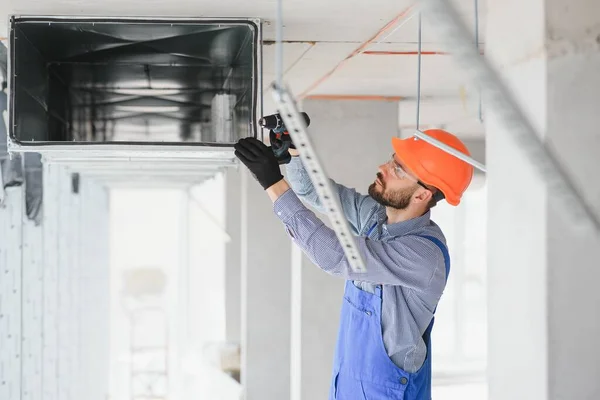 Hvacエンジニアは 新しい家のための熱回収換気システムをインストールします コピースペース — ストック写真