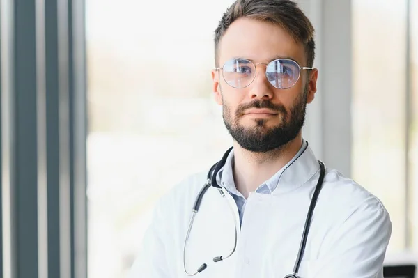 Portret Młodego Lekarza Stetoskopem Zbliżenie — Zdjęcie stockowe