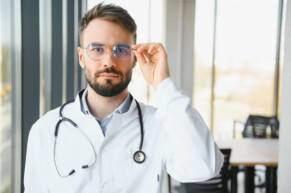 Portret Młodego Lekarza Stetoskopem Zbliżenie — Zdjęcie stockowe