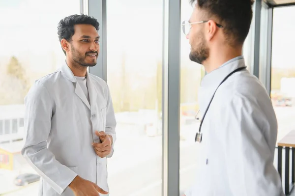 Seorang Dokter India Dan Seorang Dokter Arab Rumah Sakit — Stok Foto