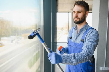 Ofiste erkek hademe temizlik penceresi.