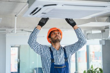 Modern klimakapalı bakımı profesyonel teknisyen. Metin için alan.