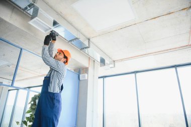 hvac hizmetleri - Hintli işçiler havalandırma ve havalandırma için boru sistemi kurdular.