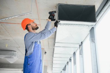 Endüstri Teması. Profesyonel Kafkas Teknisyeninin Depo Isıtma ve Soğutma Sistemi Kurumu. Ticari Bina Havalandırma Kanalları. Hava Dağıtımı