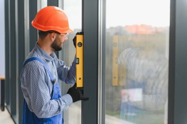 servis elemanı plastik pencere kuruyor