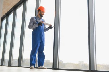 Ustabaşı odaya bir pencere çerçevesi yerleştirir..